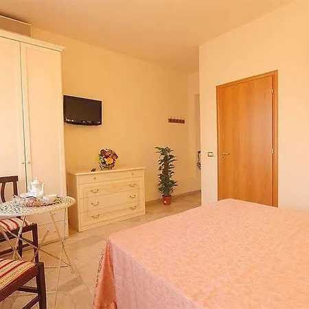 Hotel Monna Clara 3*