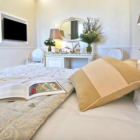 Hotel The Moon Boutique & 4*