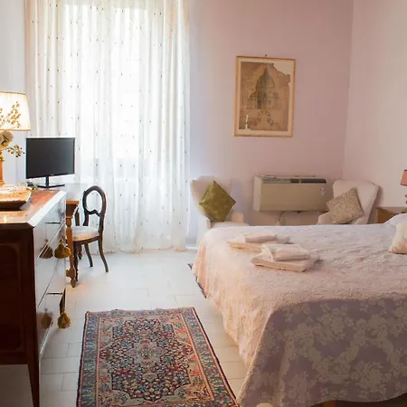 Bed & Breakfast La Rosa Townhouse 3*