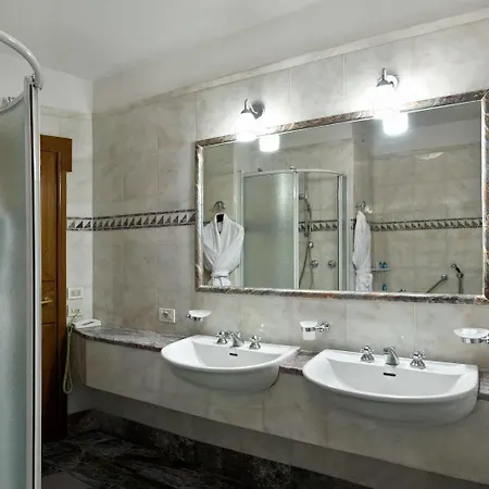 Pierre Hotel 4*