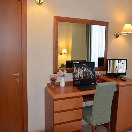 Archi Rossi Hostel *