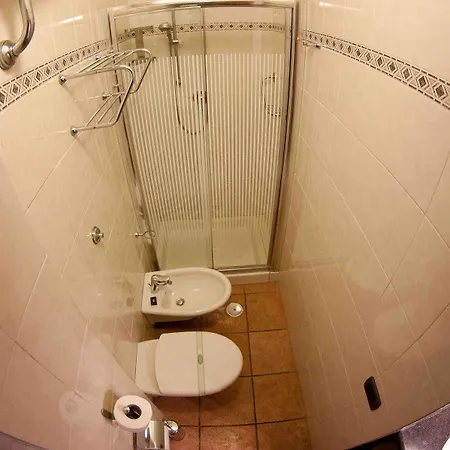 מלון Balcony 3*