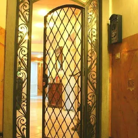 Fedora Hotel 2*