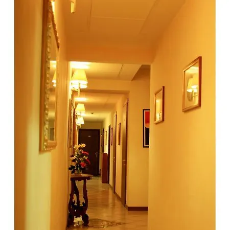 Hotel Enza 2*