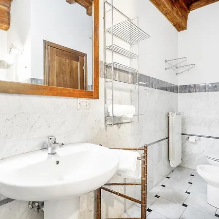 San Lorenzo Wooden Loft Apartment Florence