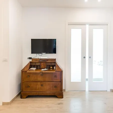 Cozy Alberti Lift, Terraces, Free Parking Apartment Florence