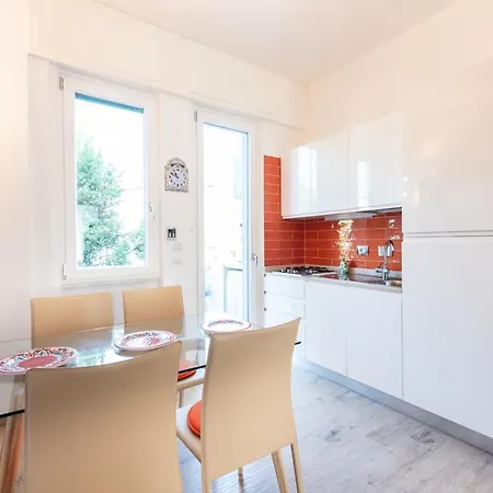 Cozy Alberti Lift, Terraces, Free Parking Apartment Florence