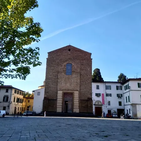 Piazza Del Carmine, Flo *