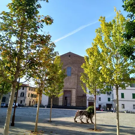 Piazza Del Carmine, Flo