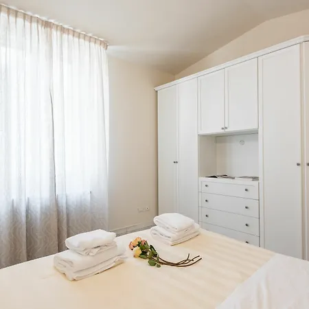 Ognissanti 3 Bedrooms Apartment *