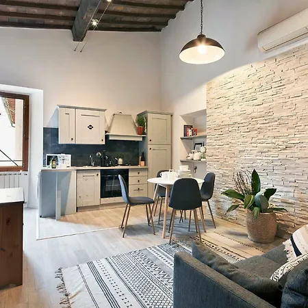 Great Apts Few Steps To The Duomo Apartment