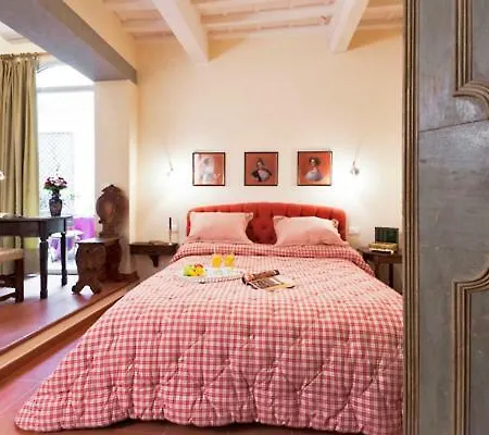 Via Dei Fossi Apartment Florence
