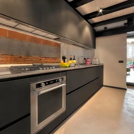Stone Walls Deluxe Apartment