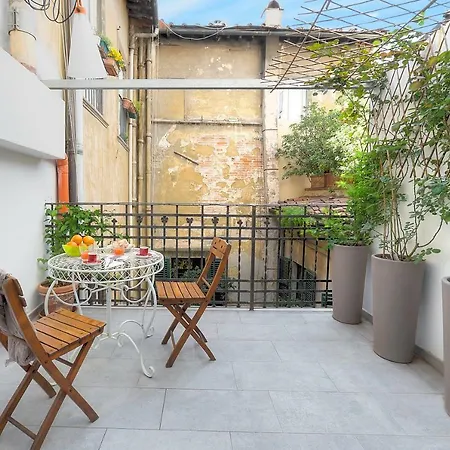 Stone Walls Deluxe Apartment *