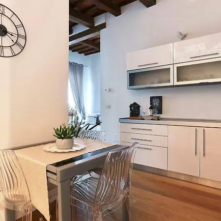 Apartment La Casa Di Lo, Bright San Lorenzo Mkt