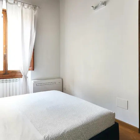 La Casa Di Lo, Bright San Lorenzo Mkt Apartment Florence