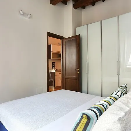 La Casa Di Lo, Bright San Lorenzo Mkt Apartment Florence