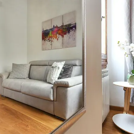 La Casa Di Lo, Bright San Lorenzo Mkt Apartment Florence