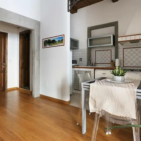 La Casa Di Lo, Bright San Lorenzo Mkt Apartment