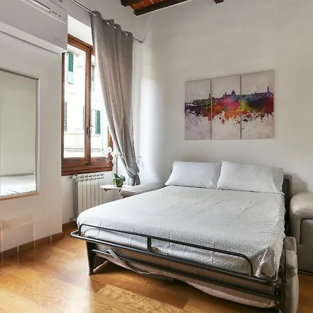 La Casa Di Lo, Bright San Lorenzo Mkt Apartment Florence