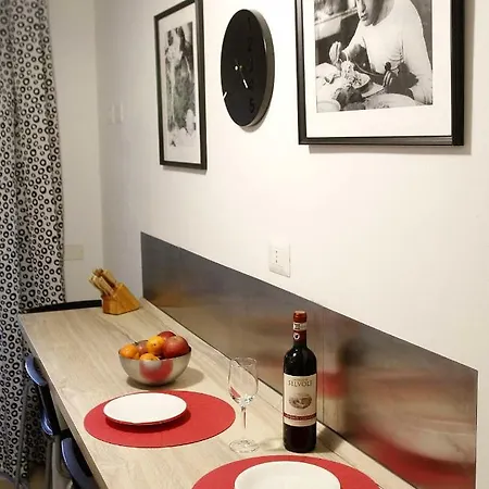 Twelveholly Apartment *