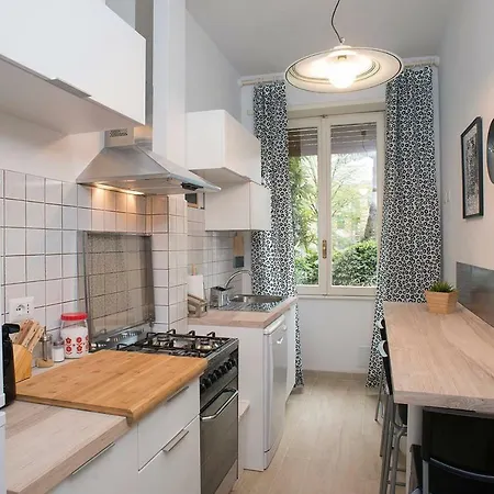 Twelveholly Apartment *