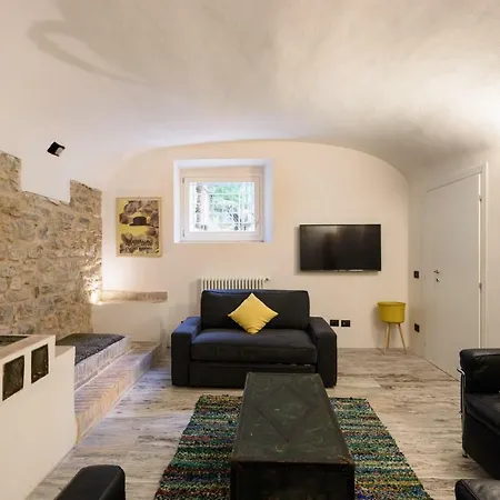 Leopardi Luxury Maison With Garden And Jacuzzi: 10 People Apartment Florence