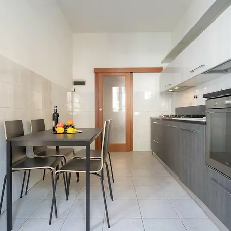 Novoli 4 Bedrooms By Mmega Apartment *