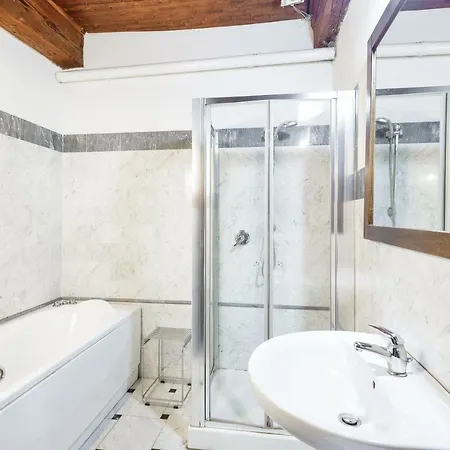San Lorenzo Wooden Loft Apartment Florence
