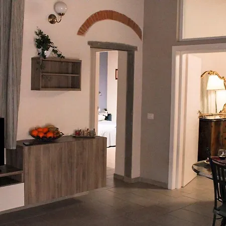 Lg House With Balcony Near Ponte Vecchio Apartment