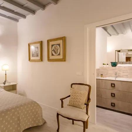 Elegant & Stylish Center Apartment