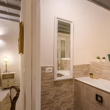 Elegant & Stylish Center Apartment