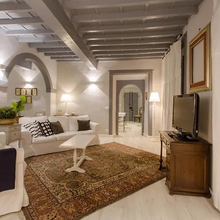 Elegant & Stylish Center Apartment