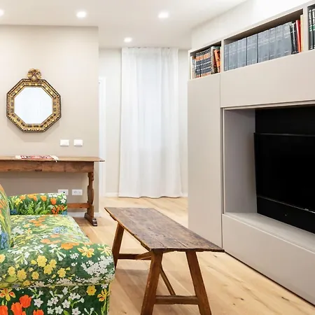 Giovanni Angelico Wood And Design Apartment *