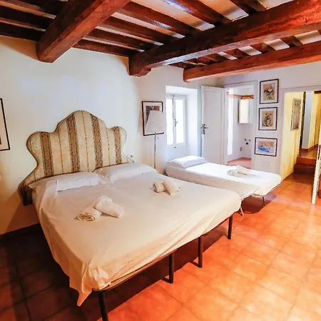 Traditional Close To The Duomo - Private Yard!