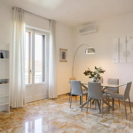 Apartment Roommo Artisti *