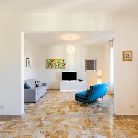 Apartment Roommo Artisti