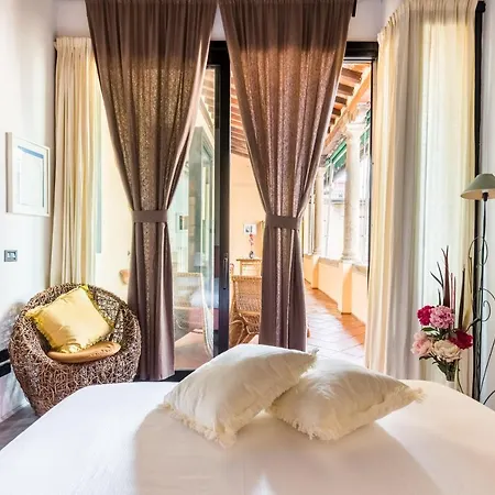 Refined Flat With Private Loggia In San Frediano Apartment Florenz