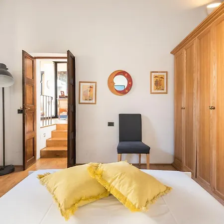 Apartment Refined Flat With Private Loggia In San Frediano Florenz