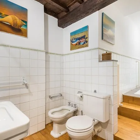 Refined Flat With Private Loggia In San Frediano Florenz