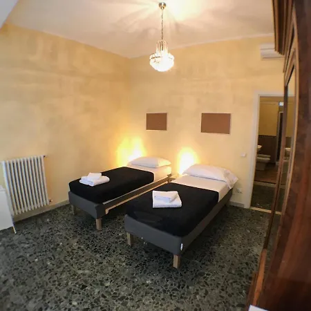 Ponte Vecchio 4 Bedrooms Apartment *