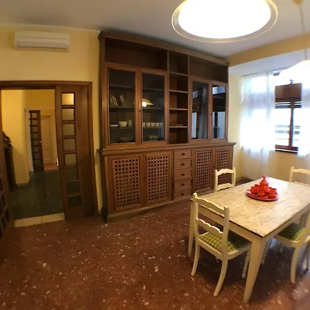 Ponte Vecchio 4 Bedrooms Apartment