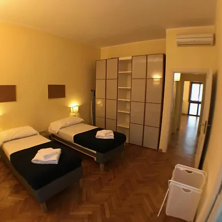 Ponte Vecchio 4 Bedrooms Apartment *