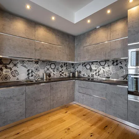Yid Capo Di Luxury In Firenze