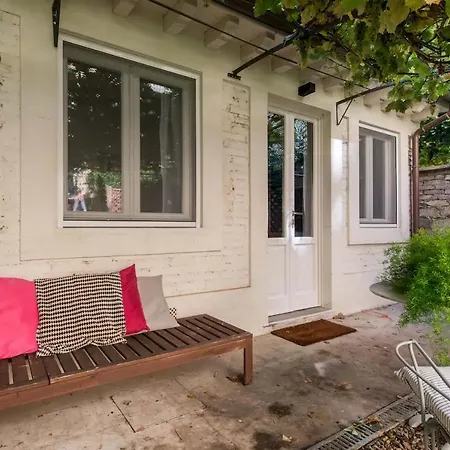 Boutique With Private And Garden Oasis