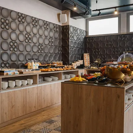 Iq Hotel 4*
