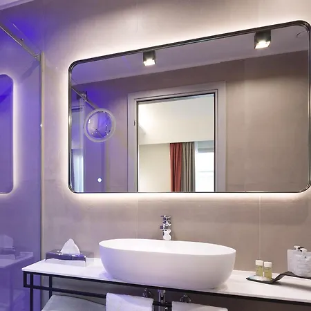 Iq Hotel 4*
