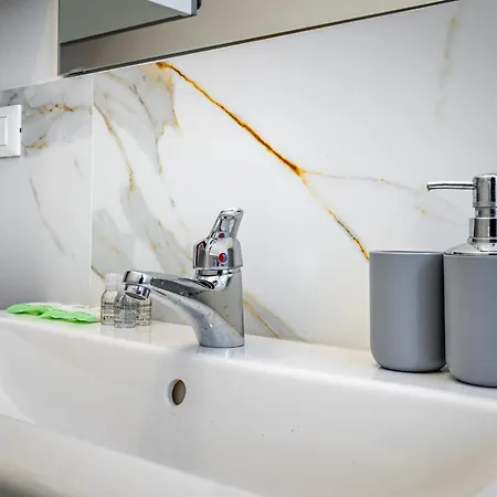 Yd Aleardi Luminous And Comfy Apartment