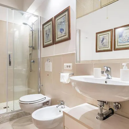Comfy Unit Suitable For Work Street Level With Patio Apartment *
