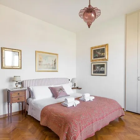 Wonderful Terrace Over Ponte Vecchio With Elevator Apartment